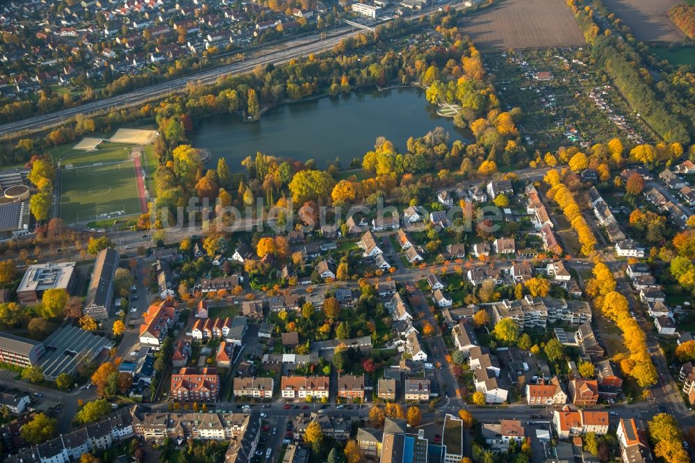 Gladbeck von oben - Parkanlage des Nordpark, Wohngebiet und Teich im herbstlichen Gladbeck im Bundesland Nordrhein-Westfalen