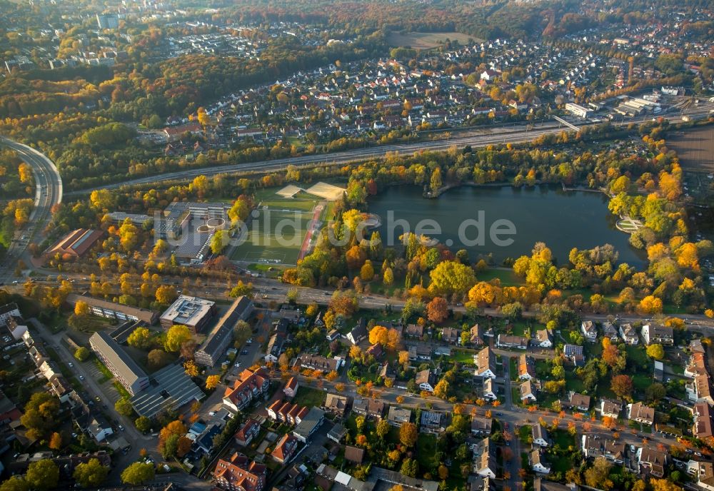 Luftaufnahme Gladbeck - Parkanlage des Nordpark, Wohngebiet und Teich im herbstlichen Gladbeck im Bundesland Nordrhein-Westfalen