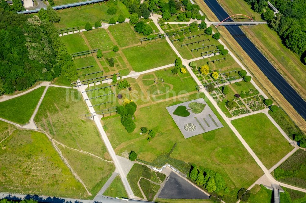 Gelsenkirchen aus der Vogelperspektive: Parkanlage Nordsternpark, ein Landschaftspark auf dem Gelände der ehemaligen Zeche Nordstern in Gelsenkirchen im Bundesland Nordrhein-Westfalen