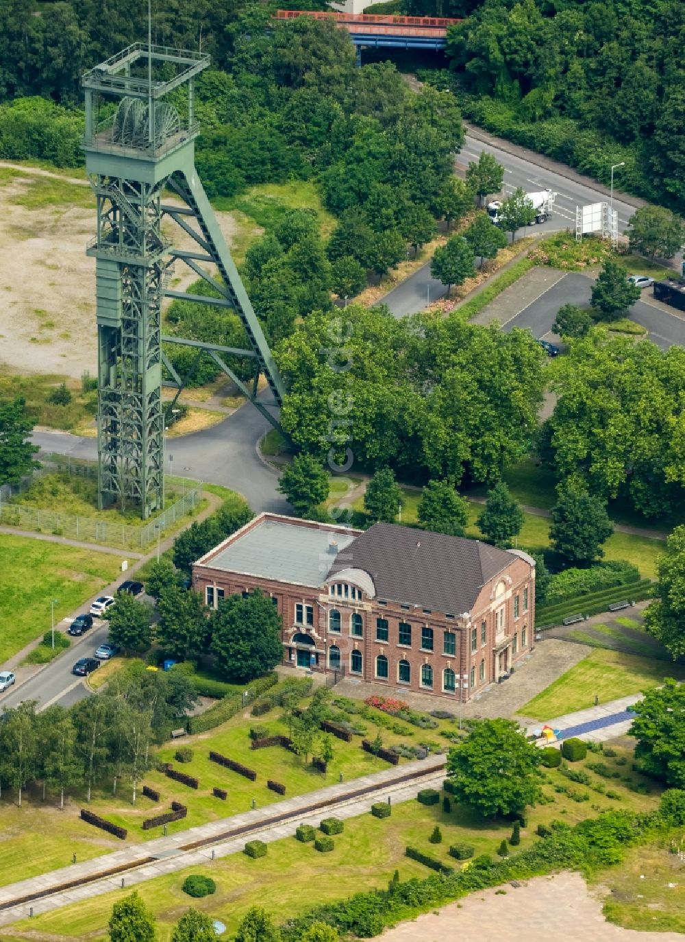 Oberhausen von oben - Parkanlage OLGA-Park mit ehemaligem Förderturm und Steigerhaus im Bundesland Nordrhein-Westfalen