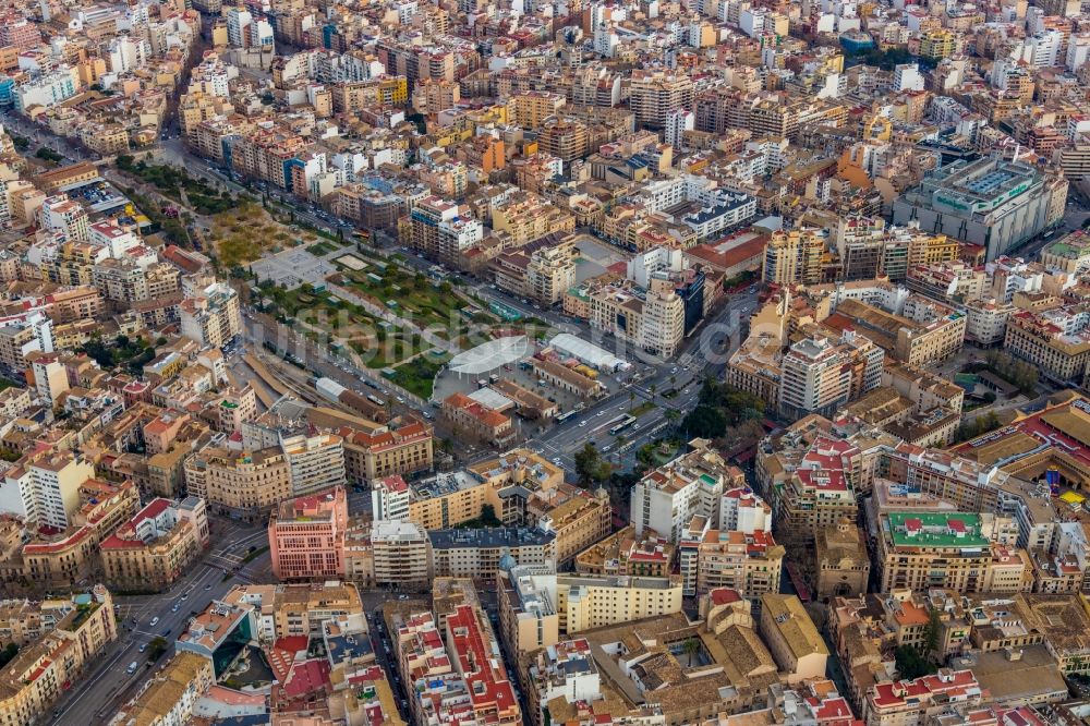 Palma aus der Vogelperspektive: Parkanlage Parc de les Estacions zwischen Carrer d'Eusebi Estada und Carrer del Marquès de la Fontsanta im Ortsteil Arxiduc in Palma in Islas Baleares, Spanien