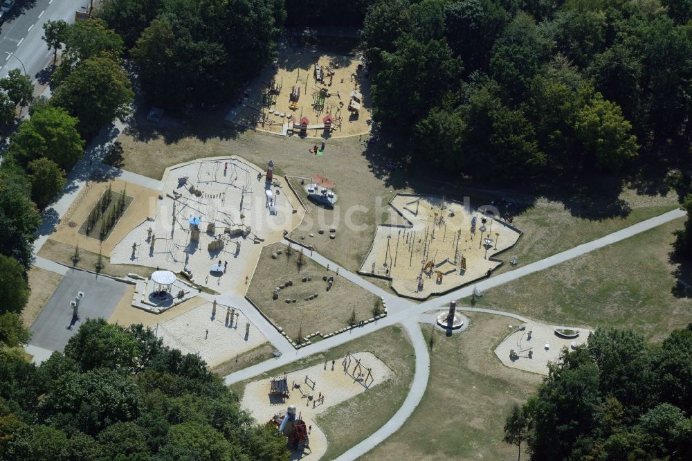 Luftbild Berlin - Parkanlage Park am Buschkrug mit Spielplatz in Berlin