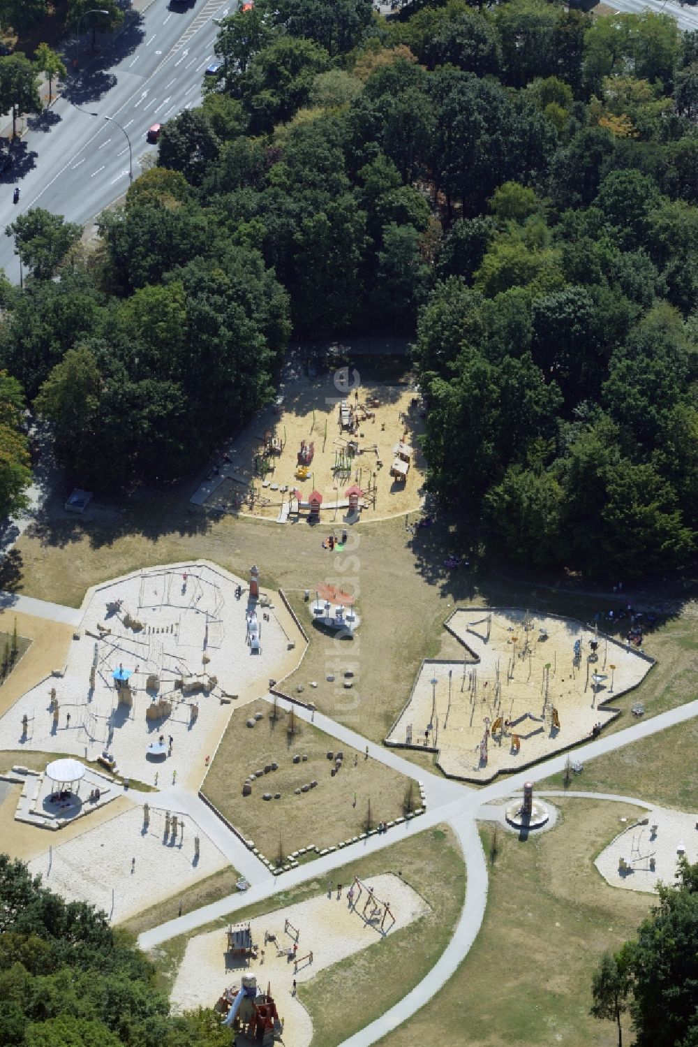 Luftaufnahme Berlin - Parkanlage Park am Buschkrug mit Spielplatz in Berlin