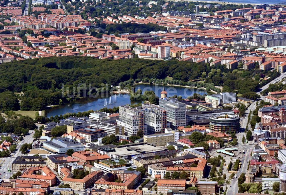 Malmö aus der Vogelperspektive: Parkanlage Pildammsparken in Malmö in Skane län, Schweden