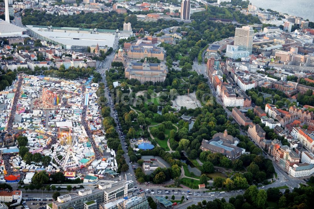 Hamburg von oben - Parkanlage Planten un Blomen am Holstenwall in Hamburg