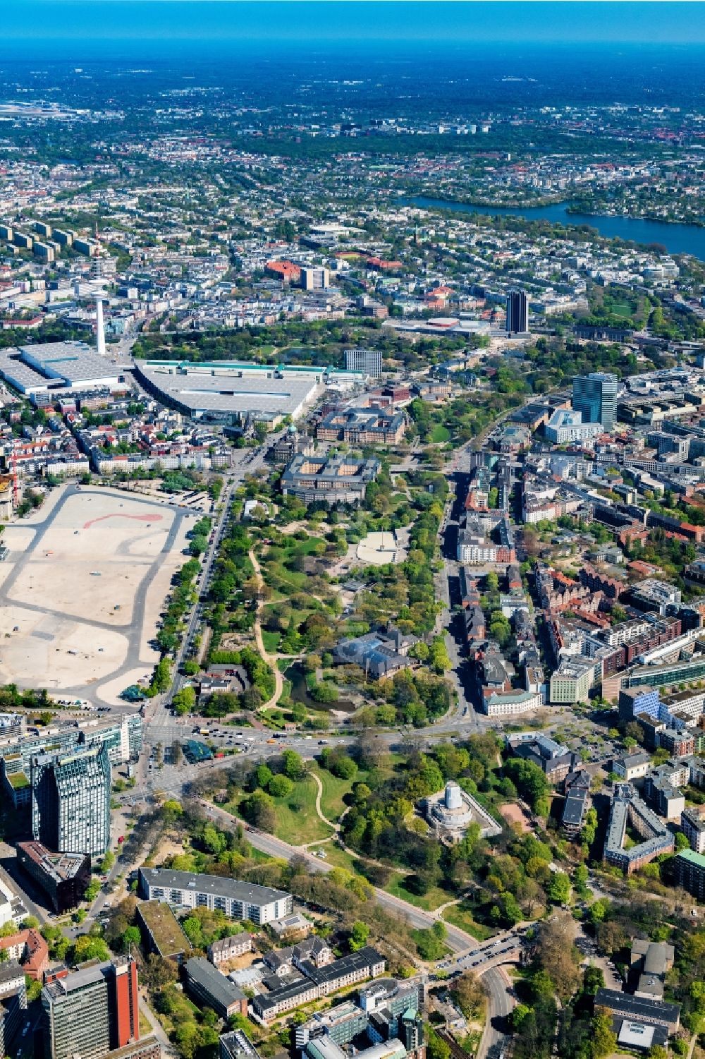 Hamburg von oben - Parkanlage Planten un Blomen am Holstenwall in Hamburg