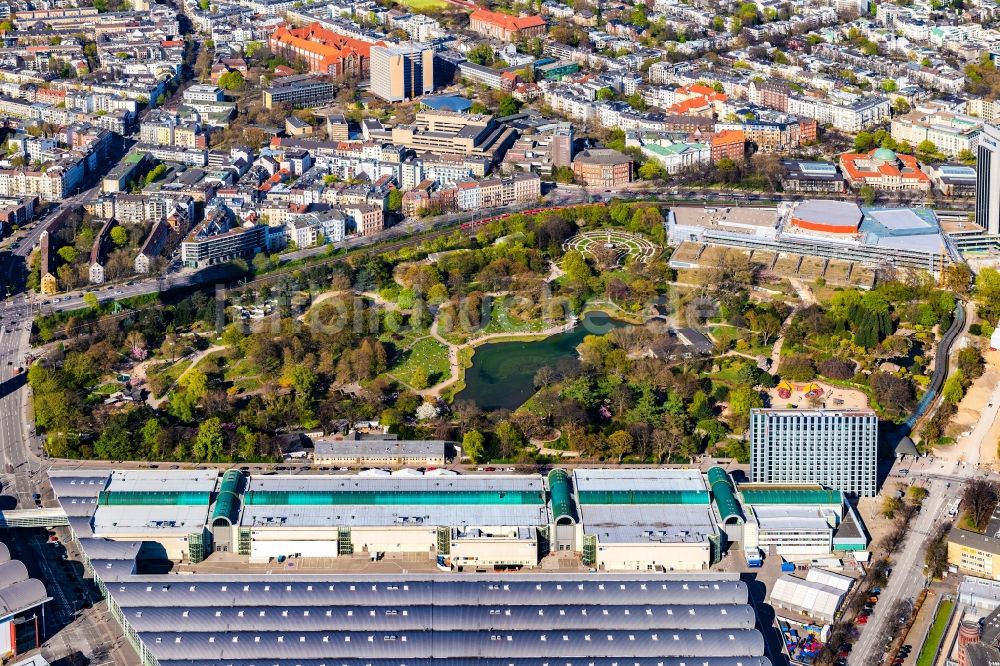 Hamburg aus der Vogelperspektive: Parkanlage Planten un Blomen mit Parksee und Rosengarten in Hamburg, Deutschland