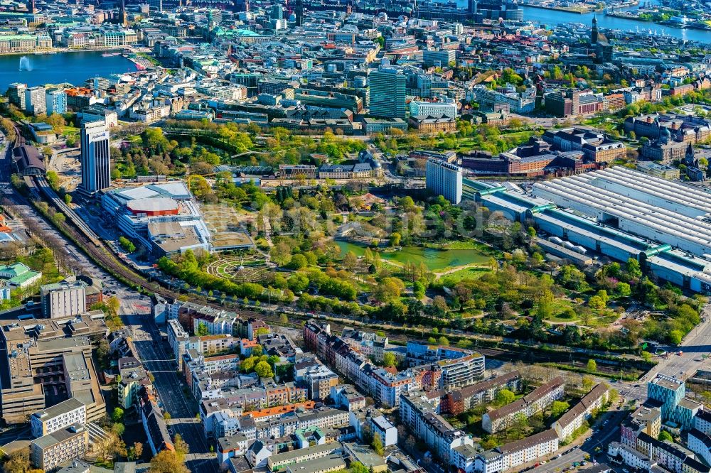 Hamburg aus der Vogelperspektive: Parkanlage Planten un Blomen mit Parksee und Rosengarten in Hamburg, Deutschland