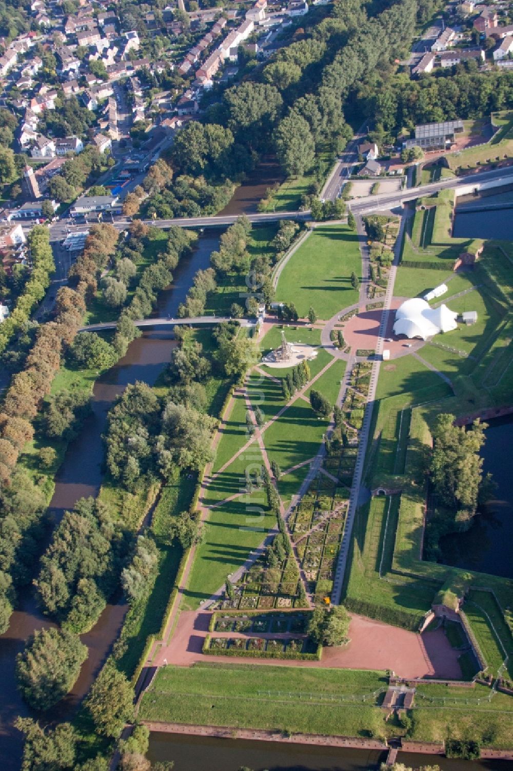 Jülich aus der Vogelperspektive: Parkanlage Pulvermagazin Jülich / Brückenkopfpark in Jülich im Bundesland Nordrhein-Westfalen, Deutschland