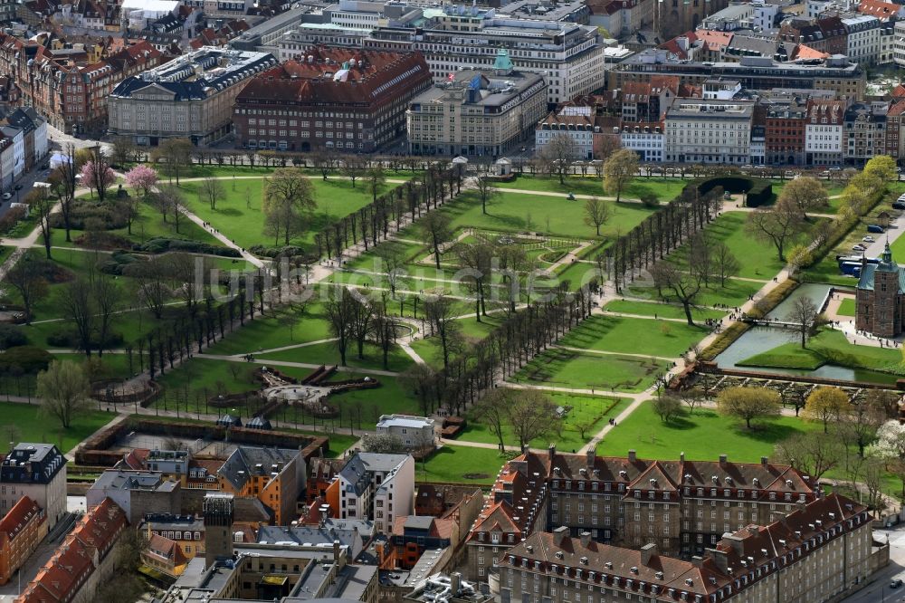 Luftbild Kopenhagen - Parkanlage Rosenborg Schloss Garten in Kopenhagen in Region Hovedstaden, Dänemark