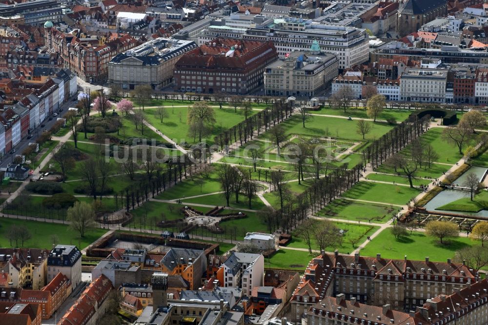 Luftaufnahme Kopenhagen - Parkanlage Rosenborg Schloss Garten in Kopenhagen in Region Hovedstaden, Dänemark