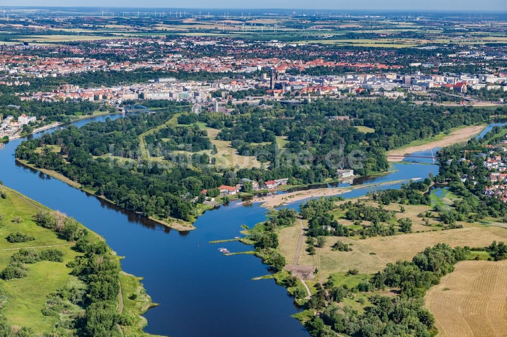 Luftbild Magdeburg - Parkanlage Rotehornpark an den Fluss- Uferbereichen Elbe in Magdeburg im Bundesland Sachsen-Anhalt, Deutschland