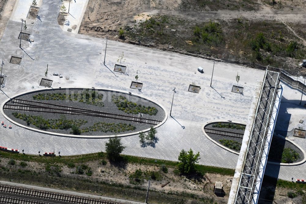 Berlin aus der Vogelperspektive: Parkanlage mit Schienen- Beet- Oval am Gustav-Hertz-Platz im Ortsteil Niederschöneweide in Berlin, Deutschland