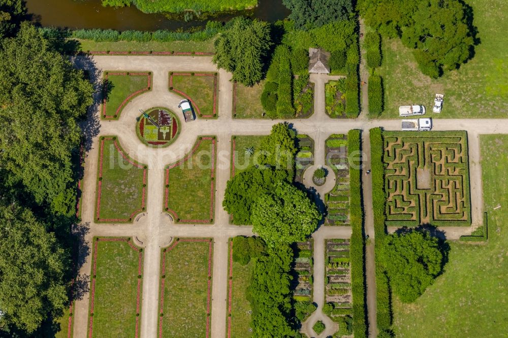 Gelsenkirchen aus der Vogelperspektive: Parkanlage des Schlossgarten am Schloss Berge im Ortsteil Buer in Gelsenkirchen im Bundesland Nordrhein-Westfalen, Deutschland