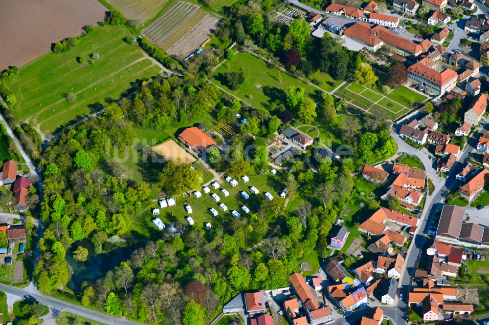 Castell von oben - Parkanlage Schloßpark in Castell im Bundesland Bayern, Deutschland