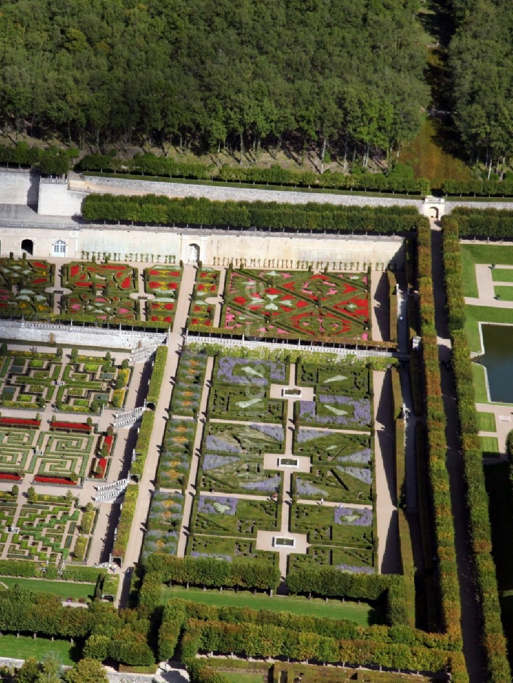 Villandry von oben - Parkanlage und Schloßpark von Schloß Chateau Villandry in Villandry in Centre-Val de Loire, Frankreich