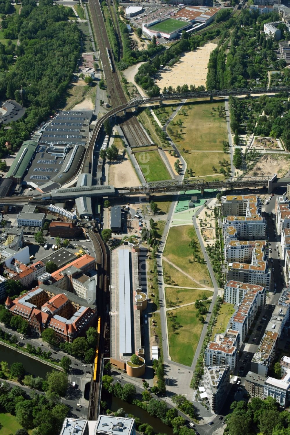 Berlin aus der Vogelperspektive: Parkanlage Schöneberger Wiese am U-Bahnhof Gleisdreieck in Berlin, Deutschland