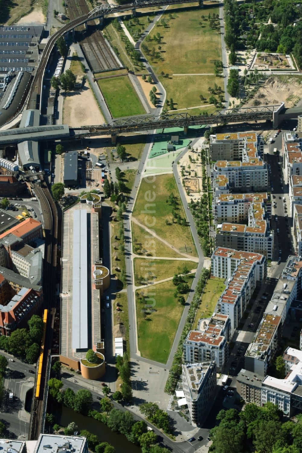 Luftbild Berlin - Parkanlage Schöneberger Wiese am U-Bahnhof Gleisdreieck in Berlin, Deutschland