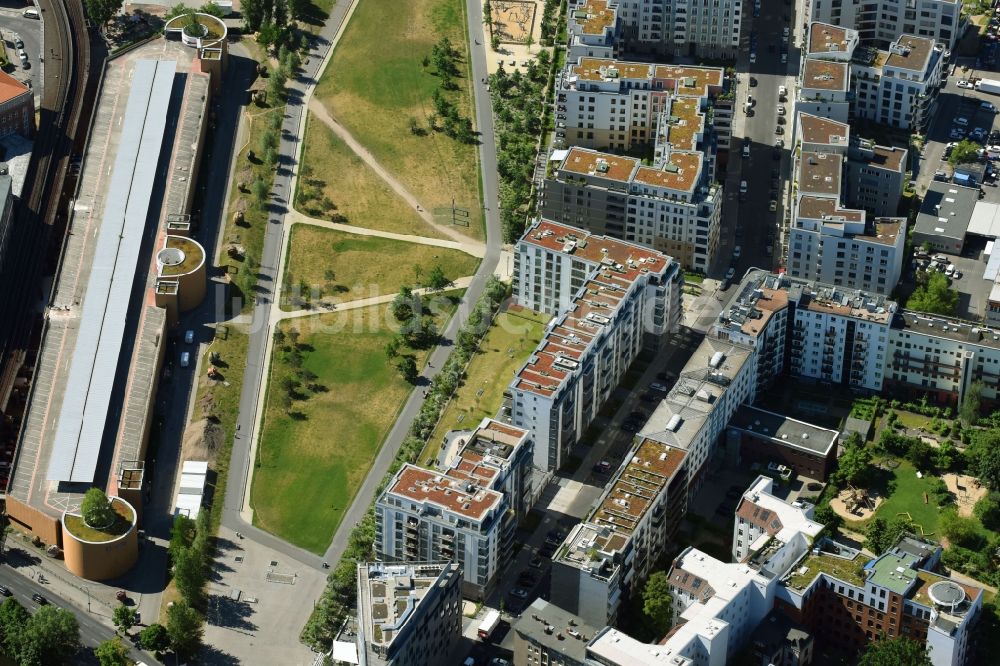 Luftaufnahme Berlin - Parkanlage Schöneberger Wiese am U-Bahnhof Gleisdreieck in Berlin, Deutschland