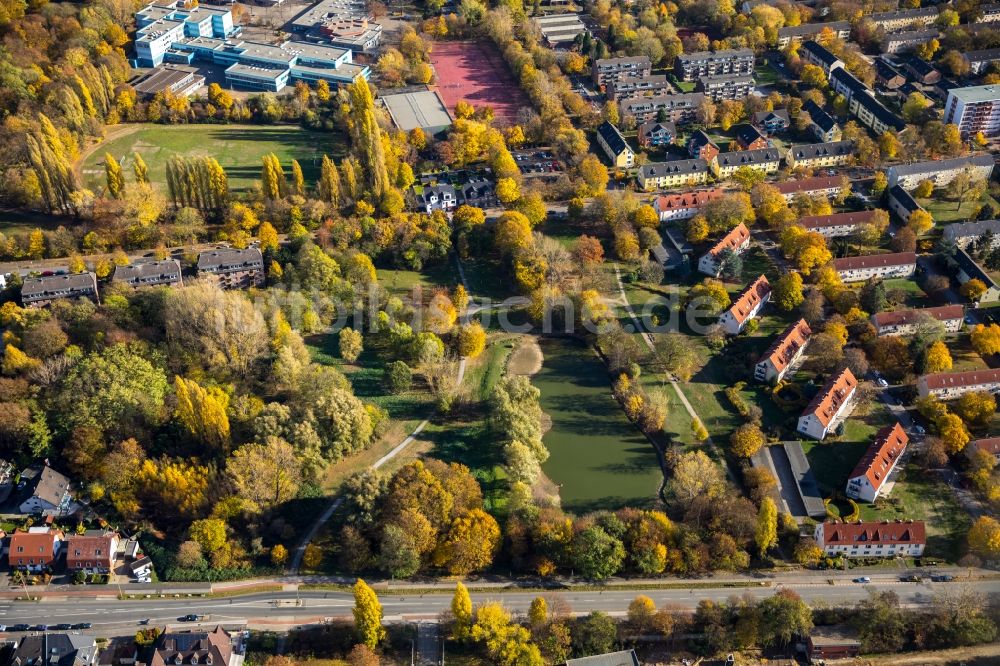 Duisburg aus der Vogelperspektive: Parkanlage am See Alter Angerbach in Duisburg im Bundesland Nordrhein-Westfalen, Deutschland