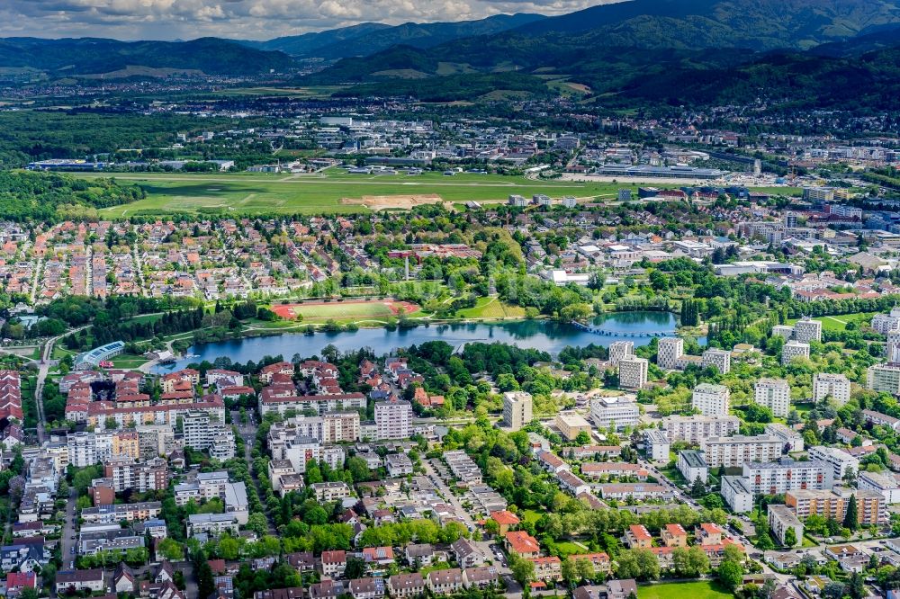 Freiburg im Breisgau von oben - Parkanlage Seepark in Freiburg im Breisgau im Bundesland Baden-Württemberg