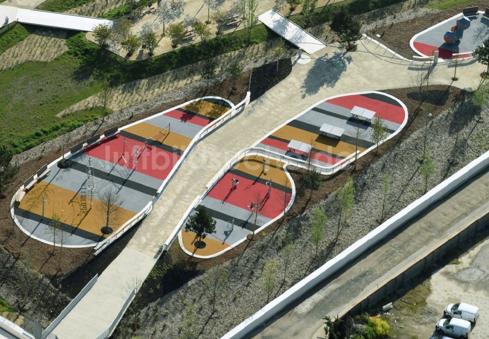 Luftaufnahme Boulogne-Billancourt - Parkanlage und Spielplatz mit Sandflächen an der Allee George Askinazi in Boulogne-Billancourt in Ile-de-France, Frankreich