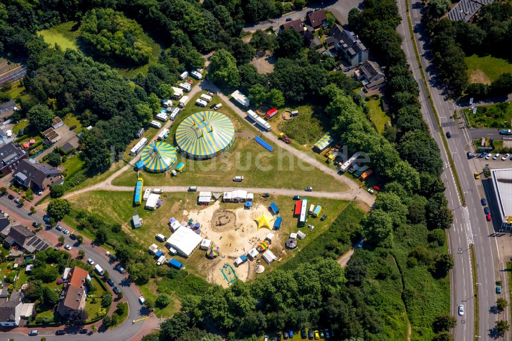 Luftaufnahme Bottrop - Parkanlage und Spielplatz mit Sandflächen des Ferienzirkus und der Mobilen Spielplatzbetreuung (MOBS) in Bottrop im Bundesland Nordrhein-Westfalen