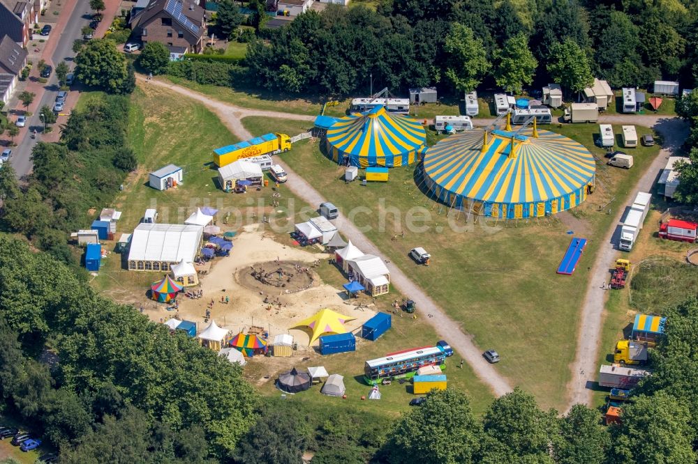 Bottrop von oben - Parkanlage und Spielplatz mit Sandflächen des Ferienzirkus und der Mobilen Spielplatzbetreuung (MOBS) in Bottrop im Bundesland Nordrhein-Westfalen