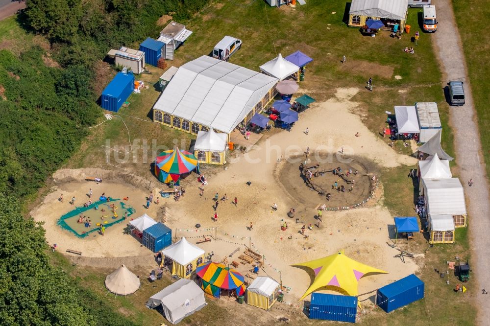 Bottrop aus der Vogelperspektive: Parkanlage und Spielplatz mit Sandflächen des Ferienzirkus und der Mobilen Spielplatzbetreuung (MOBS) in Bottrop im Bundesland Nordrhein-Westfalen