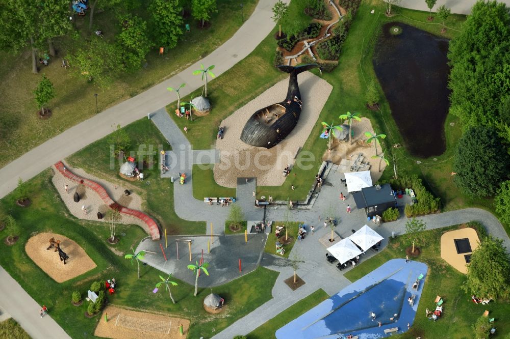 Berlin aus der Vogelperspektive: Parkanlage und Spielplatz mit Sandflächen auf dem Gelände der Internationalen Gartenausstellung IGA 2017 im Ortsteil Marzahn-Hellersdorf in Berlin, Deutschland