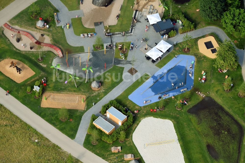 Luftaufnahme Berlin - Parkanlage und Spielplatz mit Sandflächen auf dem Gelände der Internationalen Gartenausstellung IGA 2017 im Ortsteil Marzahn-Hellersdorf in Berlin, Deutschland