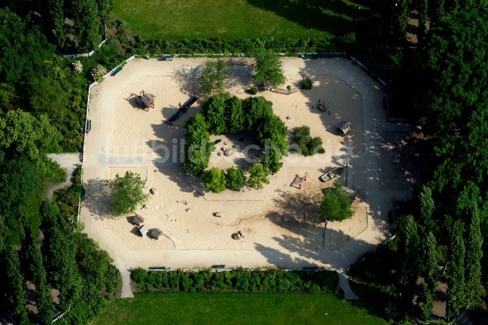 Berlin von oben - Parkanlage und Spielplatz mit Sandflächen am Klausenerplatz in Berlin