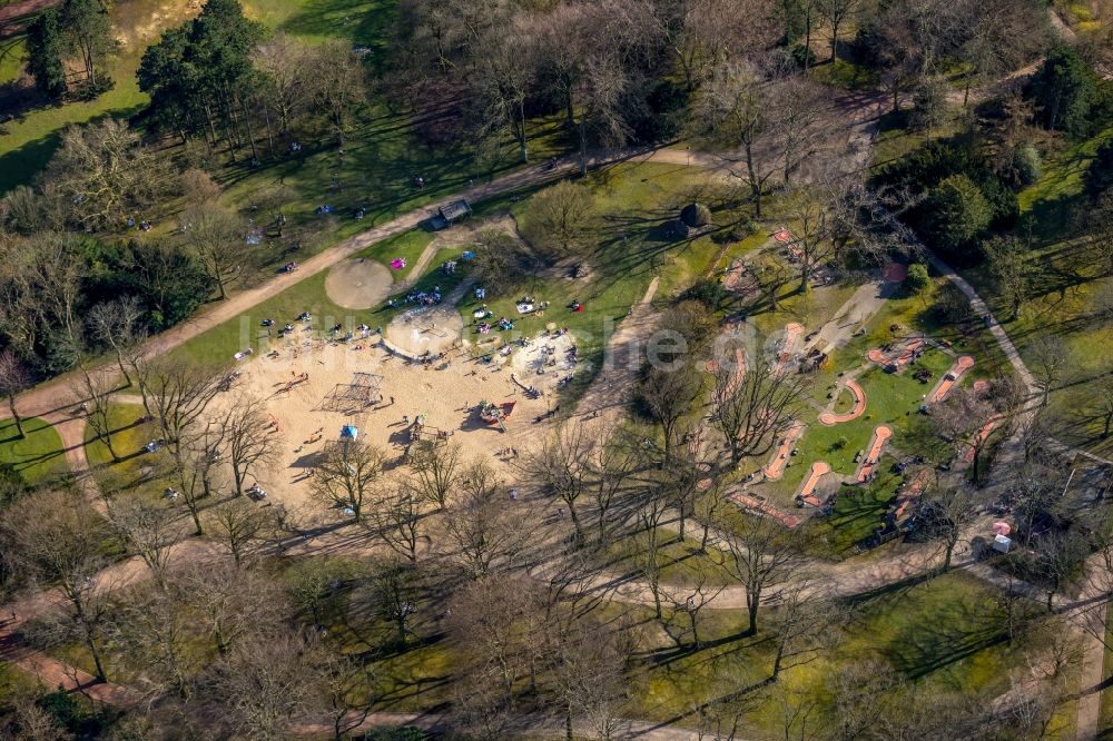 Bochum aus der Vogelperspektive: Parkanlage und Spielplatz mit Sandflächen und Minigolfanlage im Stadtpark in Bochum im Bundesland Nordrhein-Westfalen, Deutschland