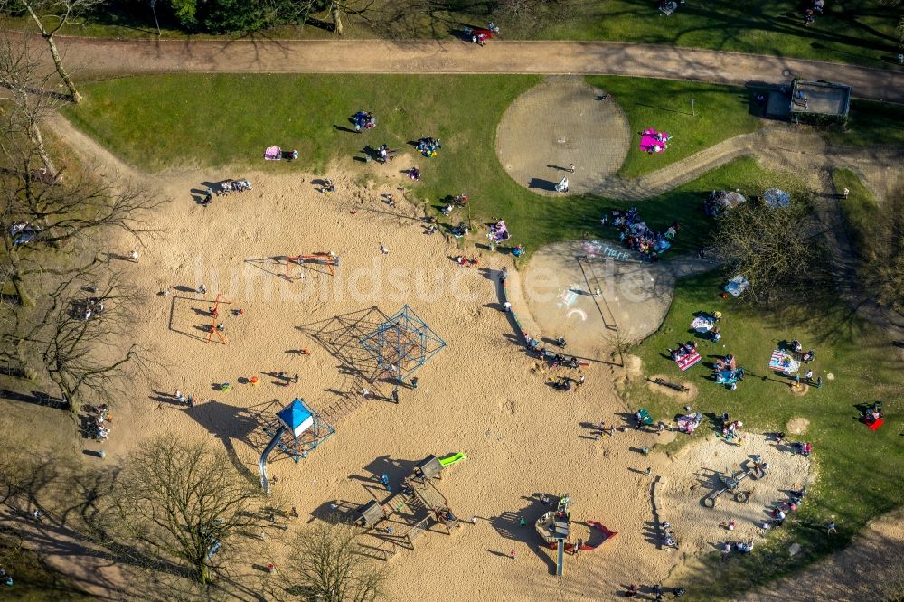 Luftbild Bochum - Parkanlage und Spielplatz mit Sandflächen und Minigolfanlage im Stadtpark in Bochum im Bundesland Nordrhein-Westfalen, Deutschland