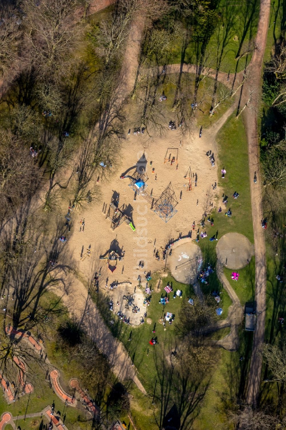 Luftaufnahme Bochum - Parkanlage und Spielplatz mit Sandflächen und Minigolfanlage im Stadtpark in Bochum im Bundesland Nordrhein-Westfalen, Deutschland