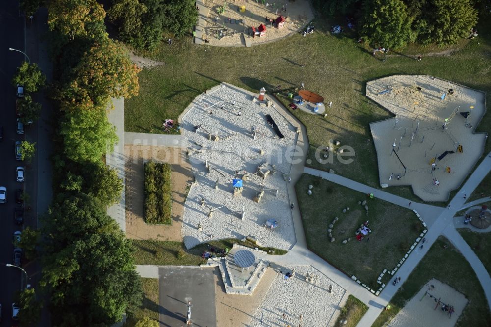 Luftbild Berlin - Parkanlage und Spielplatz mit Sandflächen im Park am Buschkrug in Berlin