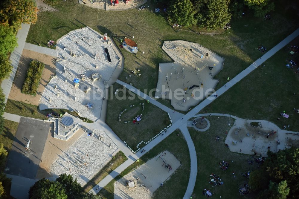 Luftaufnahme Berlin - Parkanlage und Spielplatz mit Sandflächen im Park am Buschkrug in Berlin