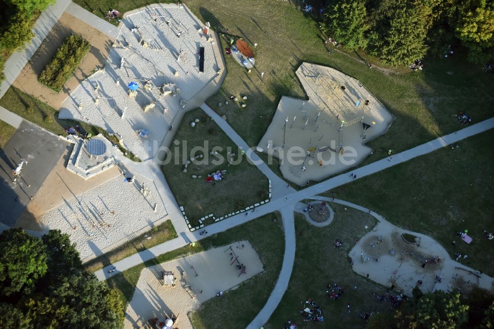 Berlin von oben - Parkanlage und Spielplatz mit Sandflächen im Park am Buschkrug in Berlin