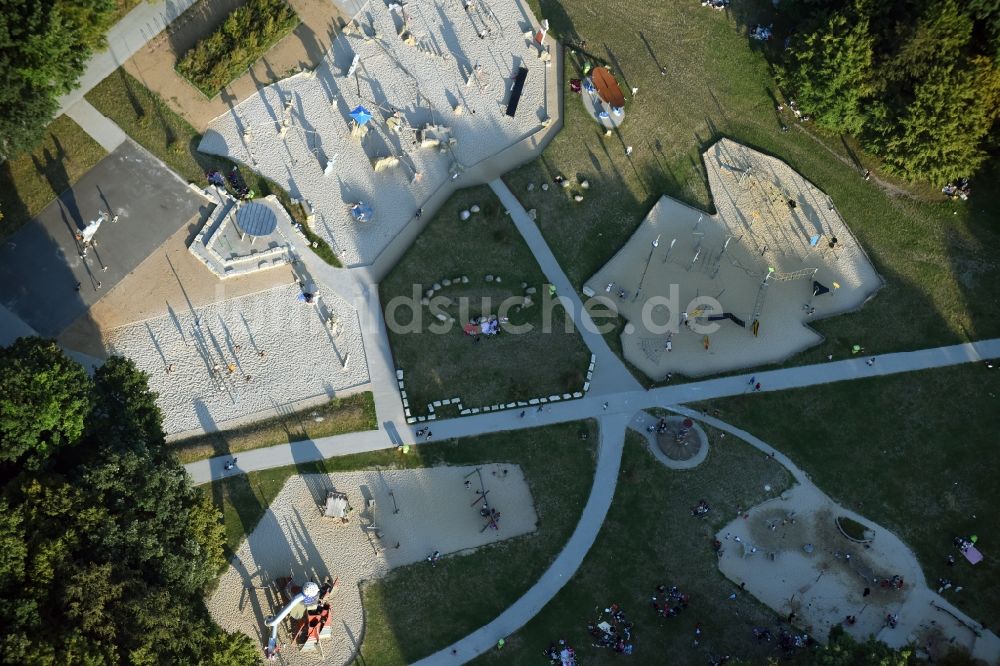 Berlin aus der Vogelperspektive: Parkanlage und Spielplatz mit Sandflächen im Park am Buschkrug in Berlin