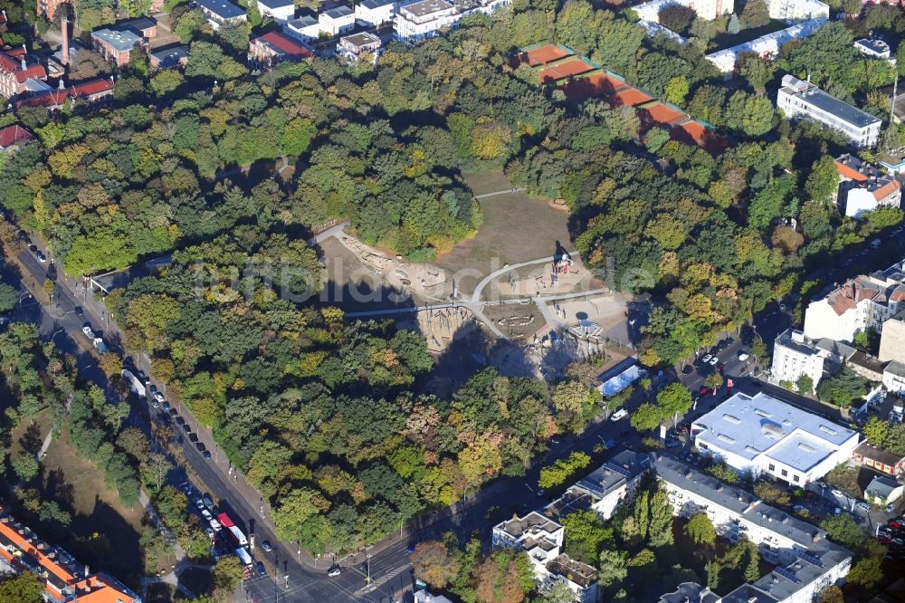 Luftaufnahme Berlin - Parkanlage und Spielplatz mit Sandflächen im Park am Buschkrug im Bezirk Neukölln in Berlin, Deutschland