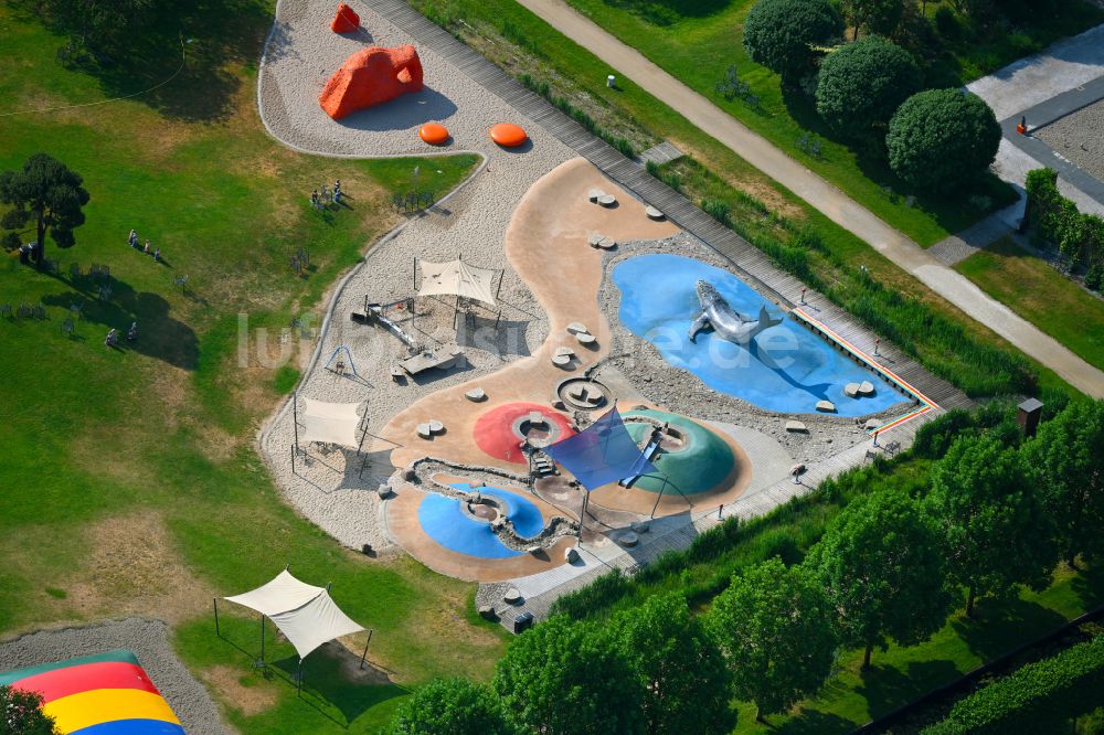 Oranienburg von oben - Parkanlage und Spielplatz mit Sandflächen Spielplatz Schlosspark in Oranienburg im Bundesland Brandenburg, Deutschland