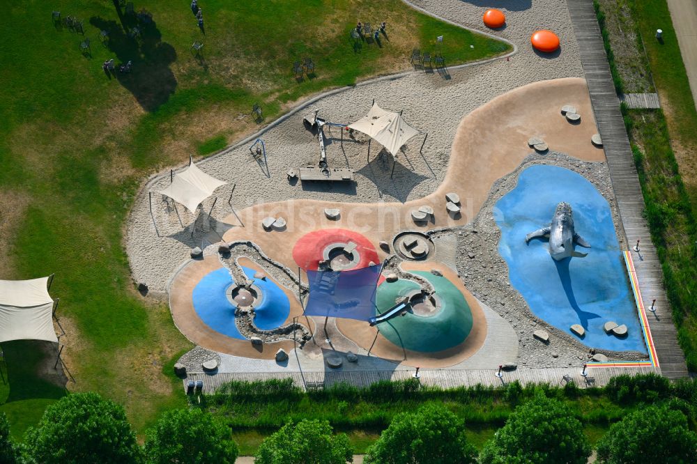 Oranienburg aus der Vogelperspektive: Parkanlage und Spielplatz mit Sandflächen Spielplatz Schlosspark in Oranienburg im Bundesland Brandenburg, Deutschland