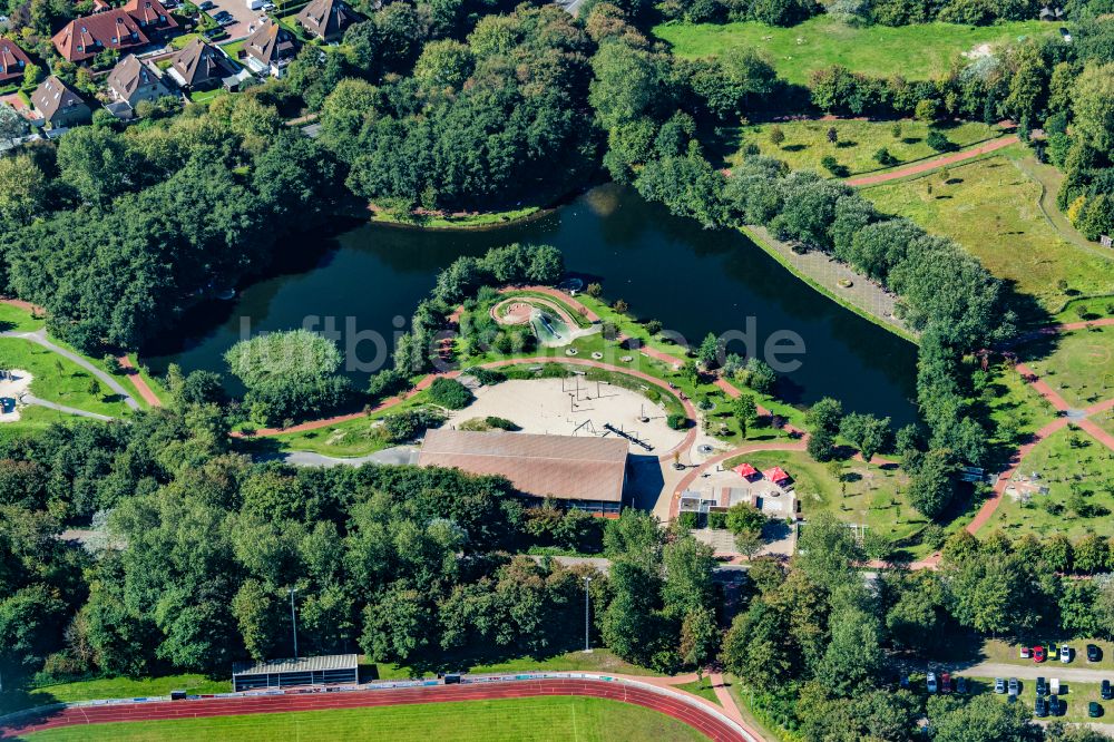 Norderney aus der Vogelperspektive: Parkanlage und Spielplatz mit Sandflächen mit Teich und Indoor Spielhalle Kap Hoorn in Norderney im Bundesland Niedersachsen, Deutschland