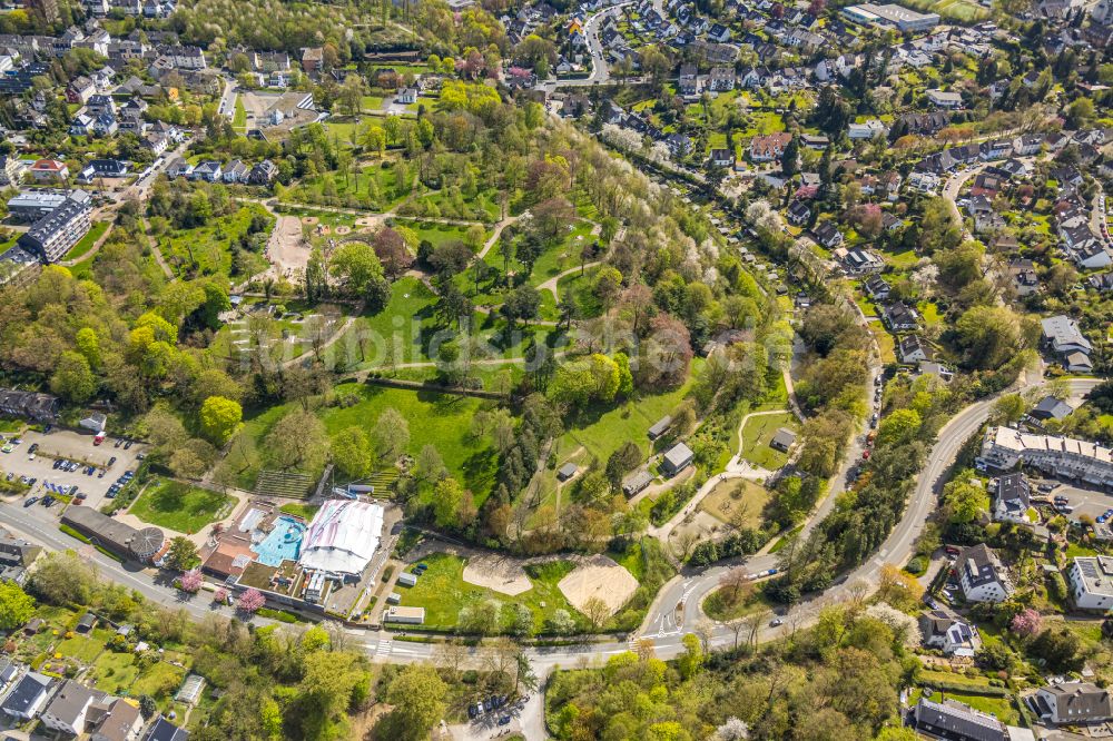 Luftaufnahme Velbert - Parkanlage und Spielplatz mit Sandflächen des Wasserspielplatz im Herminghauspark in Velbert im Bundesland Nordrhein-Westfalen, Deutschland