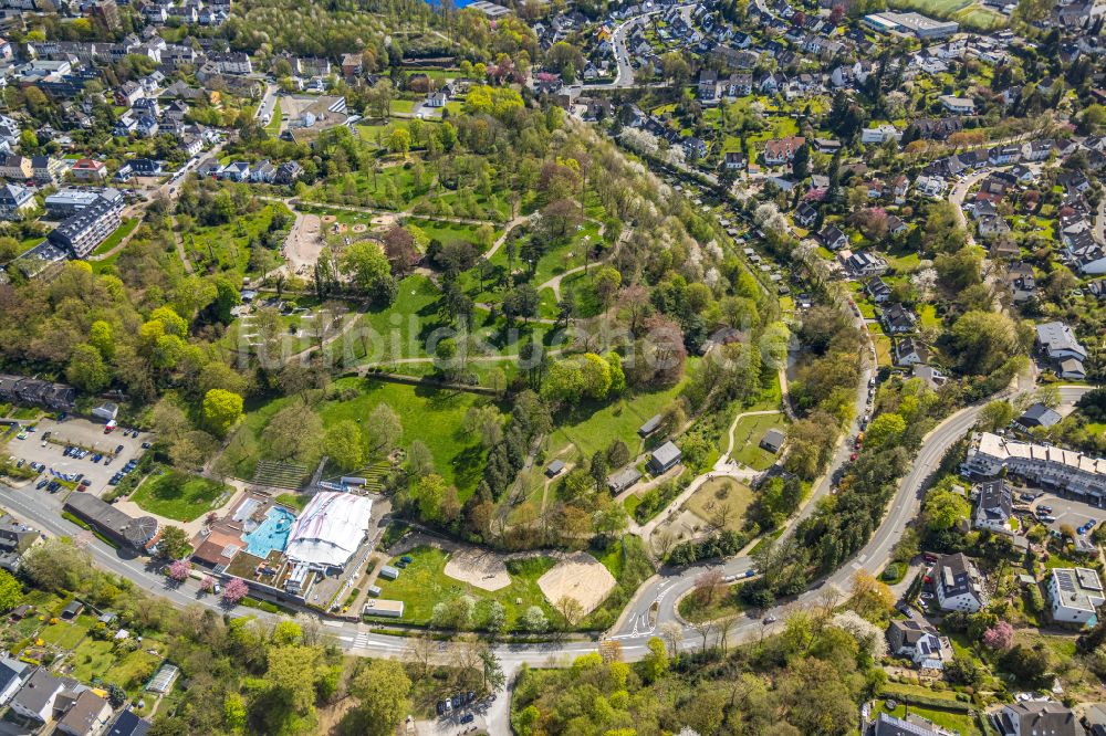 Velbert von oben - Parkanlage und Spielplatz mit Sandflächen des Wasserspielplatz im Herminghauspark in Velbert im Bundesland Nordrhein-Westfalen, Deutschland