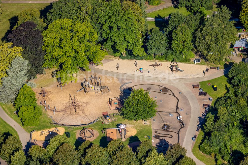 Velbert aus der Vogelperspektive: Parkanlage und Spielplatz mit Sandflächen des Wasserspielplatz im Herminghauspark in Velbert im Bundesland Nordrhein-Westfalen, Deutschland