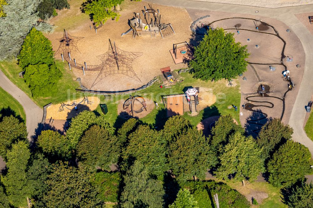 Luftbild Velbert - Parkanlage und Spielplatz mit Sandflächen des Wasserspielplatz im Herminghauspark in Velbert im Bundesland Nordrhein-Westfalen, Deutschland