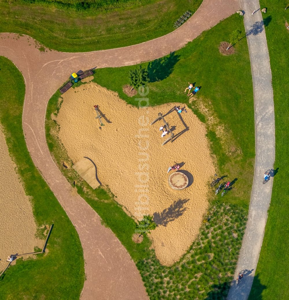 Luftaufnahme Düsseldorf - Parkanlage mit Spielplatz am Ufer des Unterbacher See in Düsseldorf im Bundesland Nordrhein-Westfalen