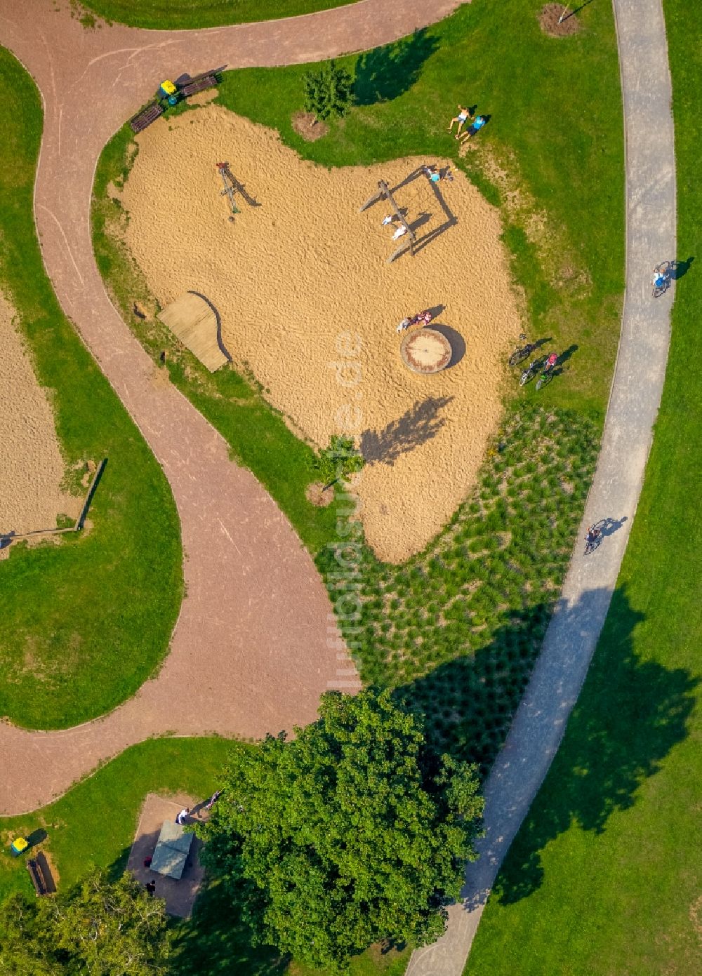 Düsseldorf von oben - Parkanlage mit Spielplatz am Ufer des Unterbacher See in Düsseldorf im Bundesland Nordrhein-Westfalen