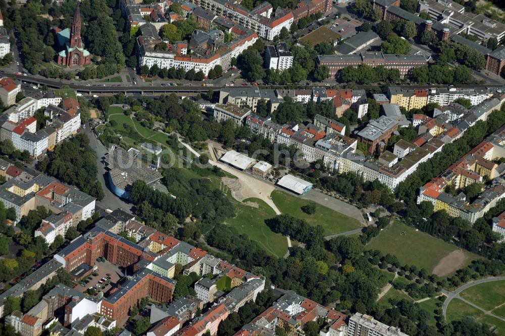 Berlin aus der Vogelperspektive: Parkanlage und Spielplätze im Görlitzer Park in Berlin